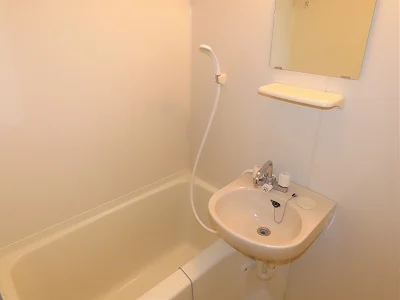 洗面台とユニット式のお風呂です