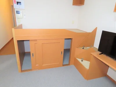 ベッド下、階段下は大容量収納！