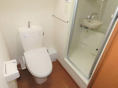 トイレ内にお風呂の入口扉があります