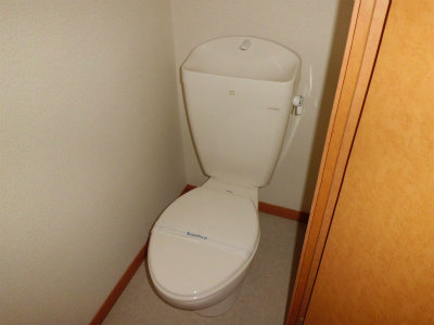 白く清潔なトイレです。