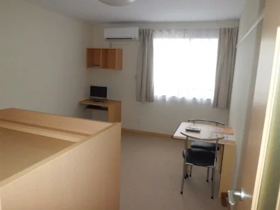 白木調の建具が印象的な室内。