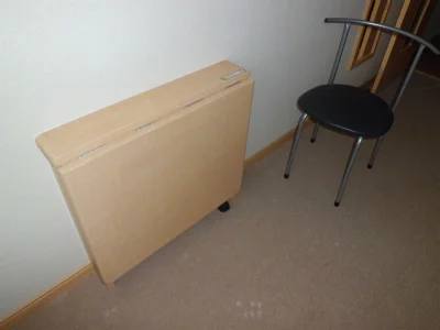 写真のとおり、机は折りたたみ可能です。