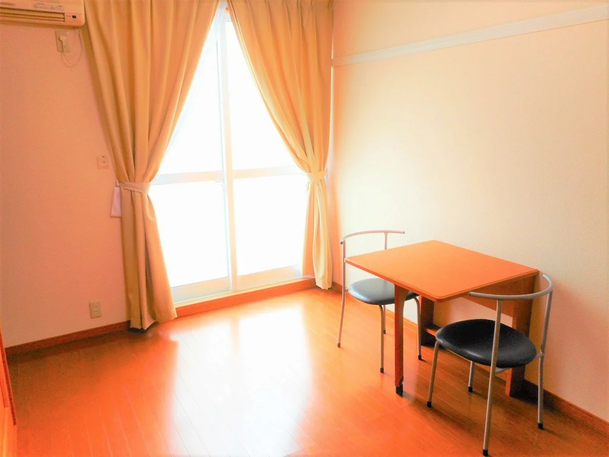 テーブルは折り畳み式です