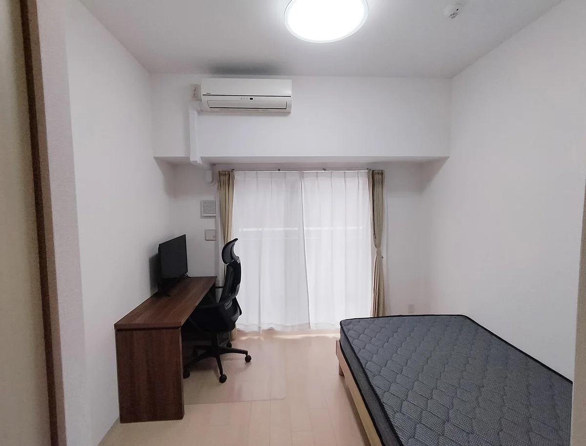 写真はお部屋のイメージです。ラグなどの室内装飾はございません。