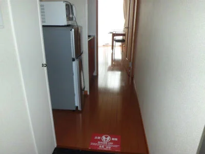 通路の奥が居室です。