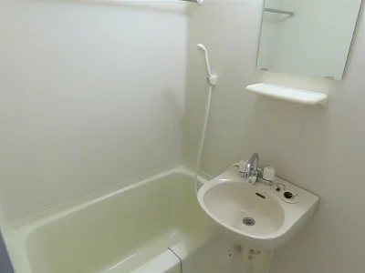 洗面台とユニット式のお風呂です