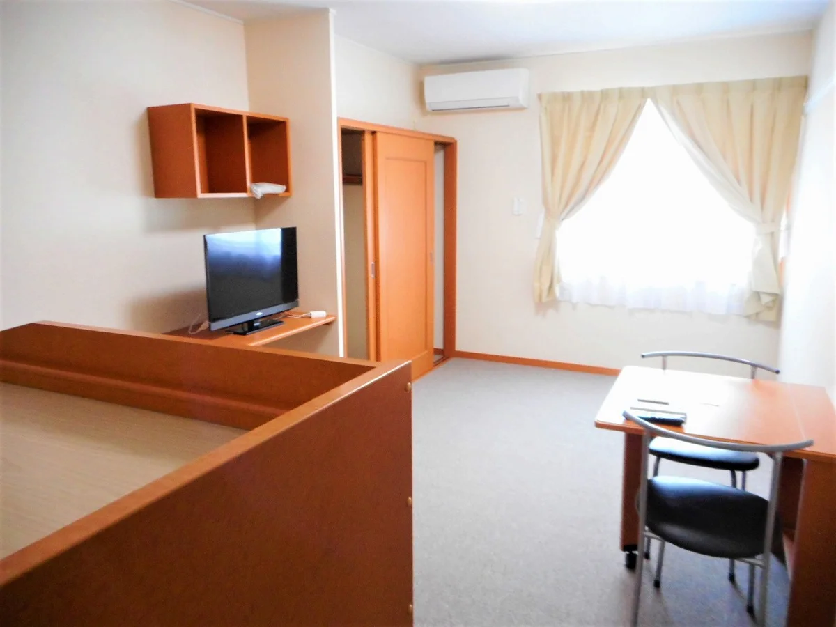 カーテンやテーブル、テレビも備え付けです