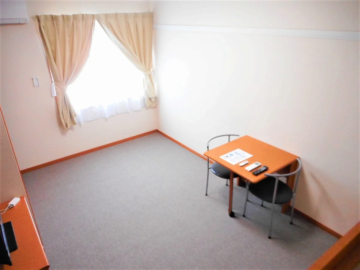 テーブルは折り畳み式です