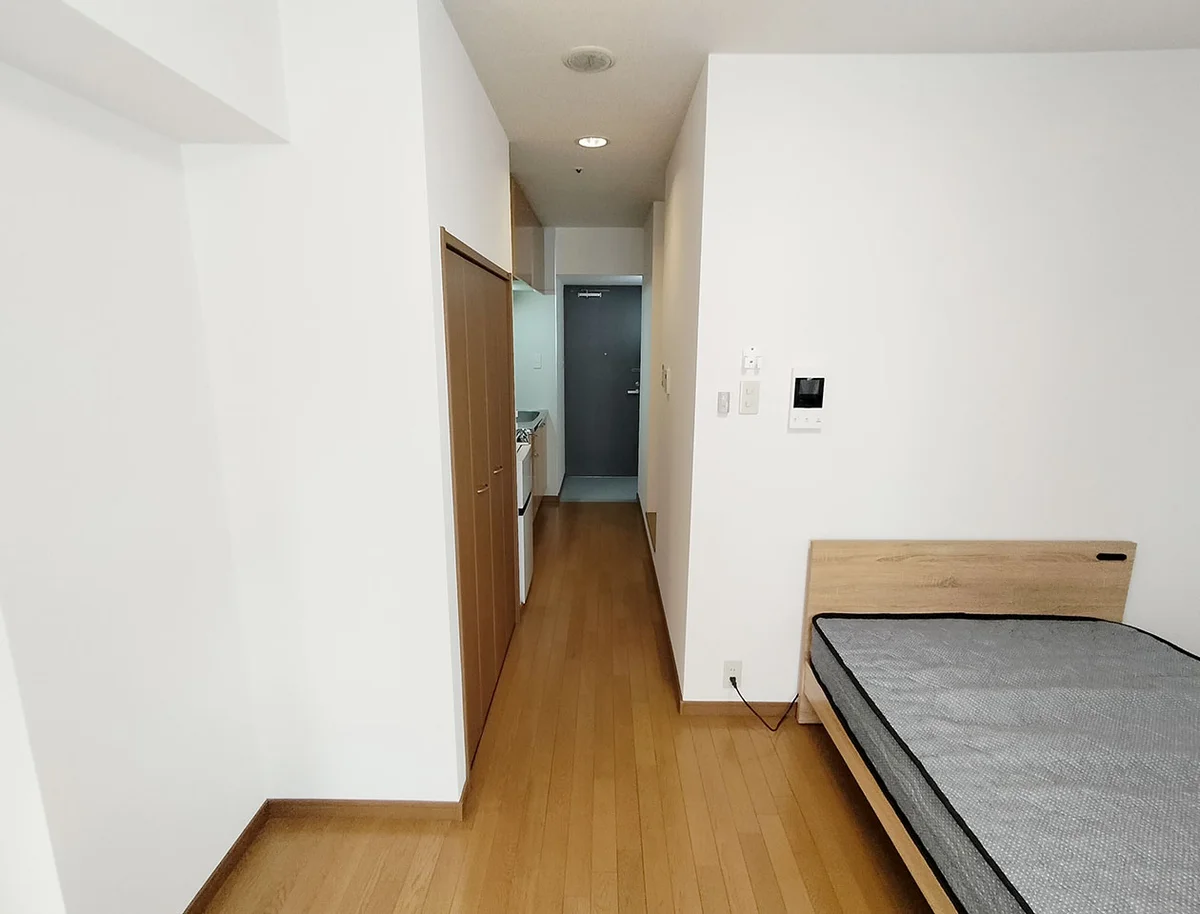 写真はお部屋のイメージです。ラグなどの室内装飾はございません。