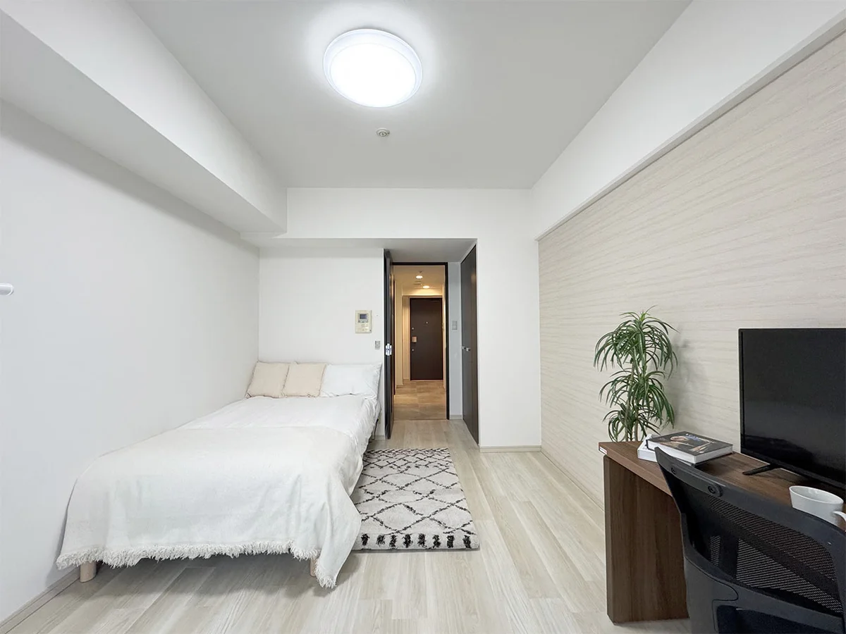 写真はお部屋のイメージです。ラグなどの室内装飾はございません。