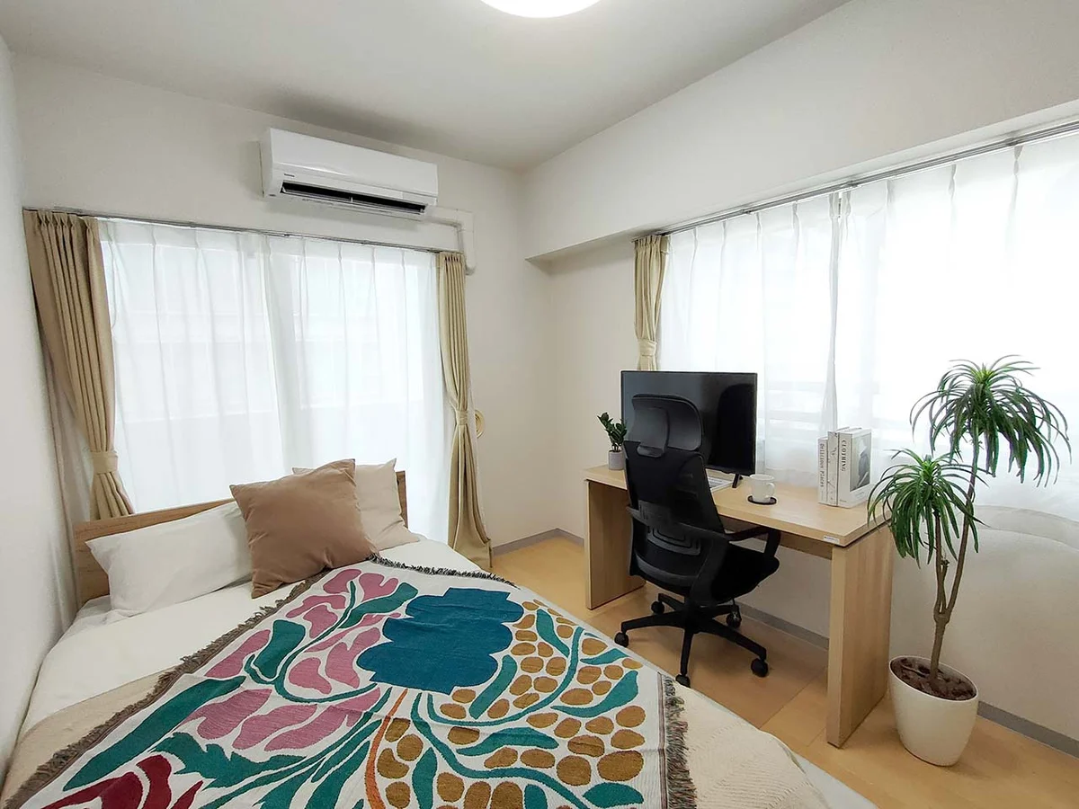 写真はお部屋のイメージです。ラグなどの室内装飾はございません。