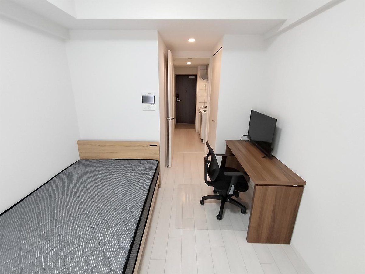 写真はお部屋のイメージです。ラグなどの室内装飾はございません。