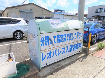 敷地内にゴミ庫が設置されておりゴミ捨てに便利です