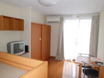 居室は白と木目の美しいコントラスト。