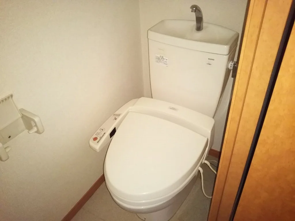 温水洗浄便座付き。同タイプの写真です。