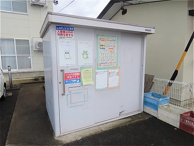 敷地内にゴミ庫が設置されておりゴミ捨てに便利です