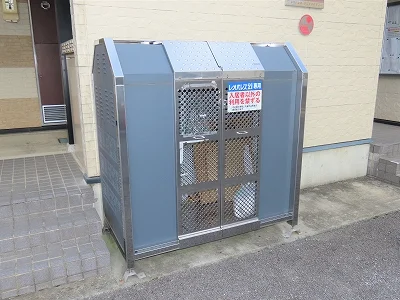 敷地内にゴミ庫が設置されておりゴミ捨てに便利です