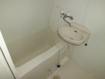 洗面台付バスルーム。