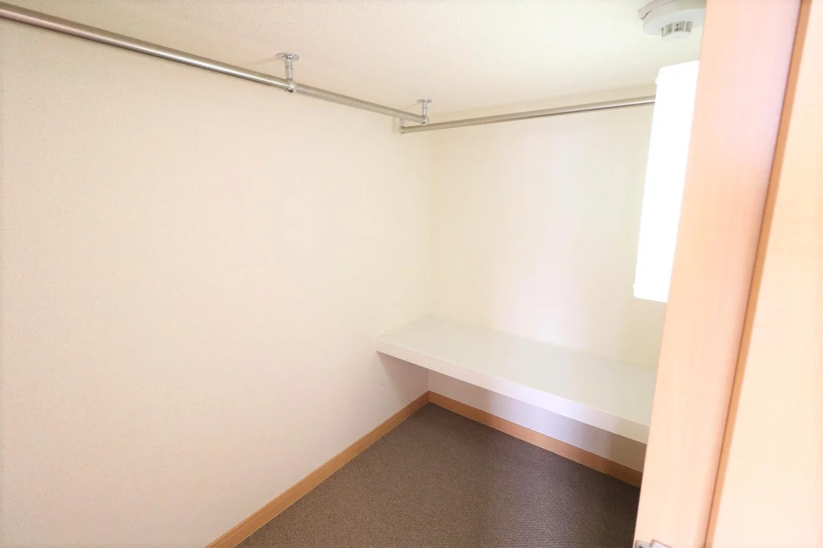 ハンガーパイプ付きでスッキリ収納