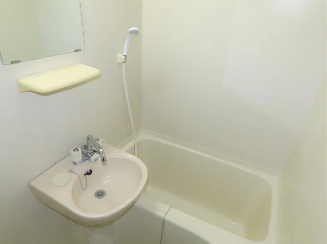 洗面台とユニット式のお風呂です