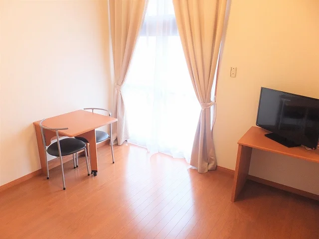 カーテンやテーブル、テレビも備え付けです