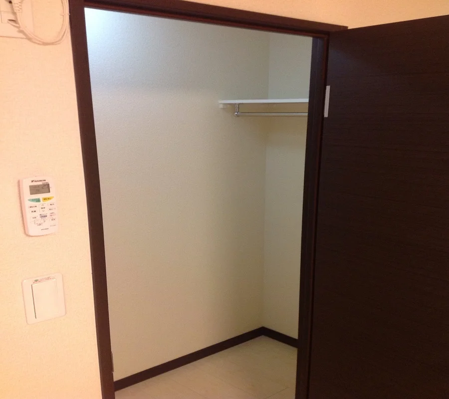 ウォークインクローゼットにはハンガーをかけられるポール有り