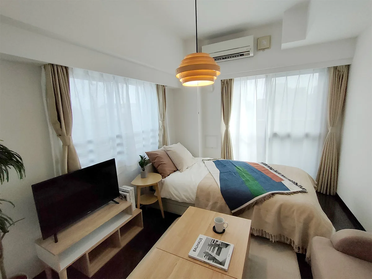 写真はお部屋のイメージです。ラグなどの室内装飾はございません。
