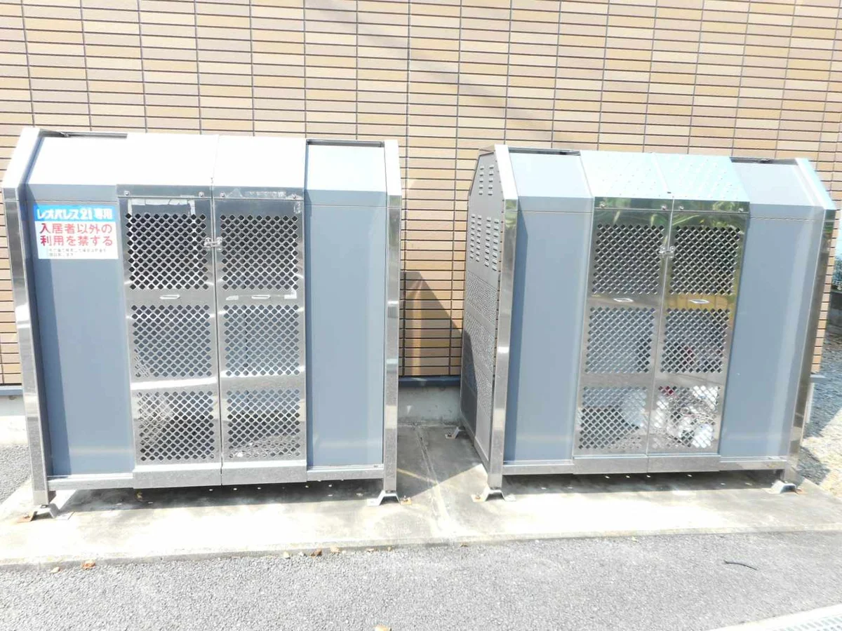 敷地内にゴミ庫が設置されておりゴミ捨てに便利です
