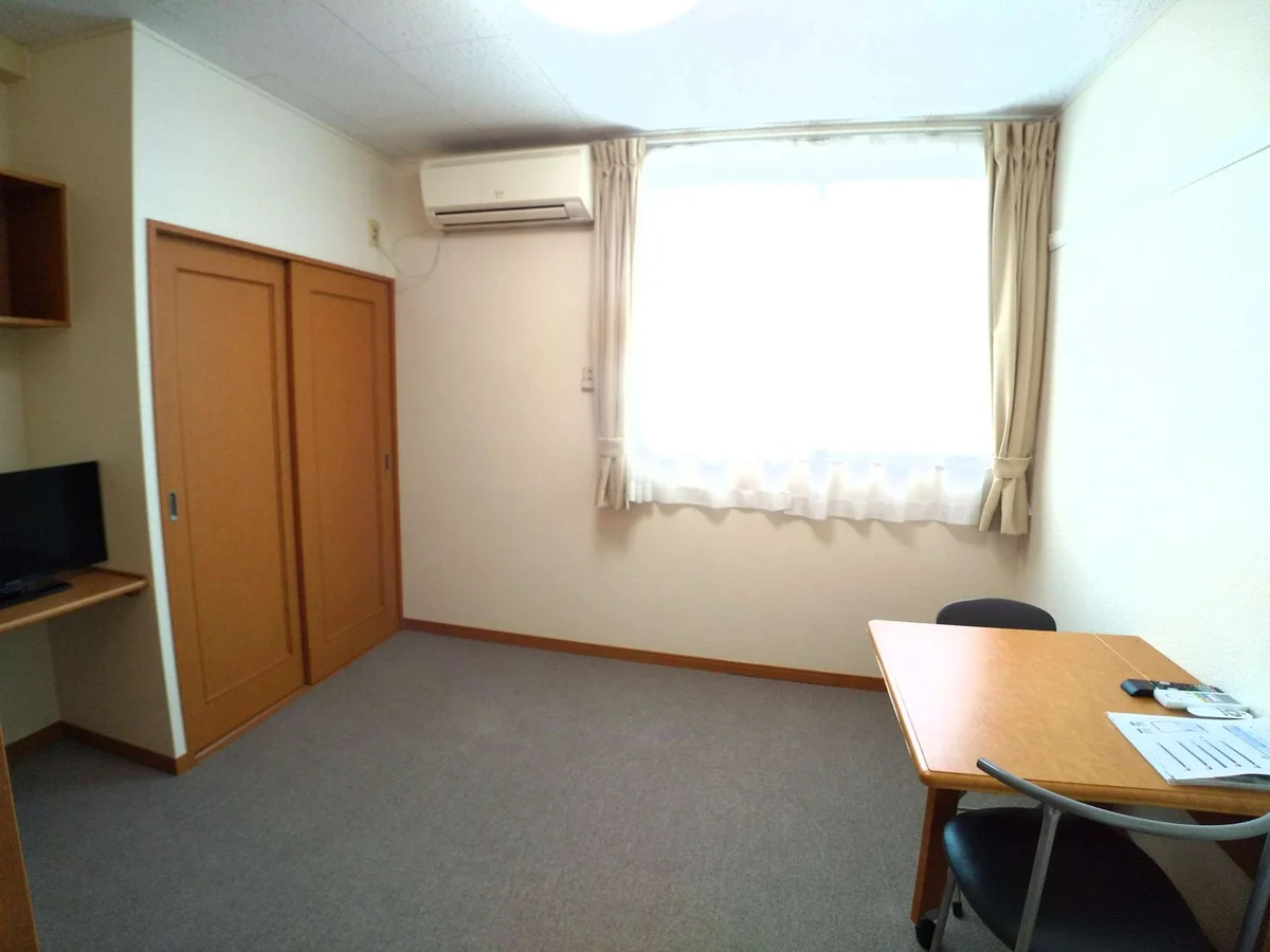 ワイドな窓にて明るいお部屋