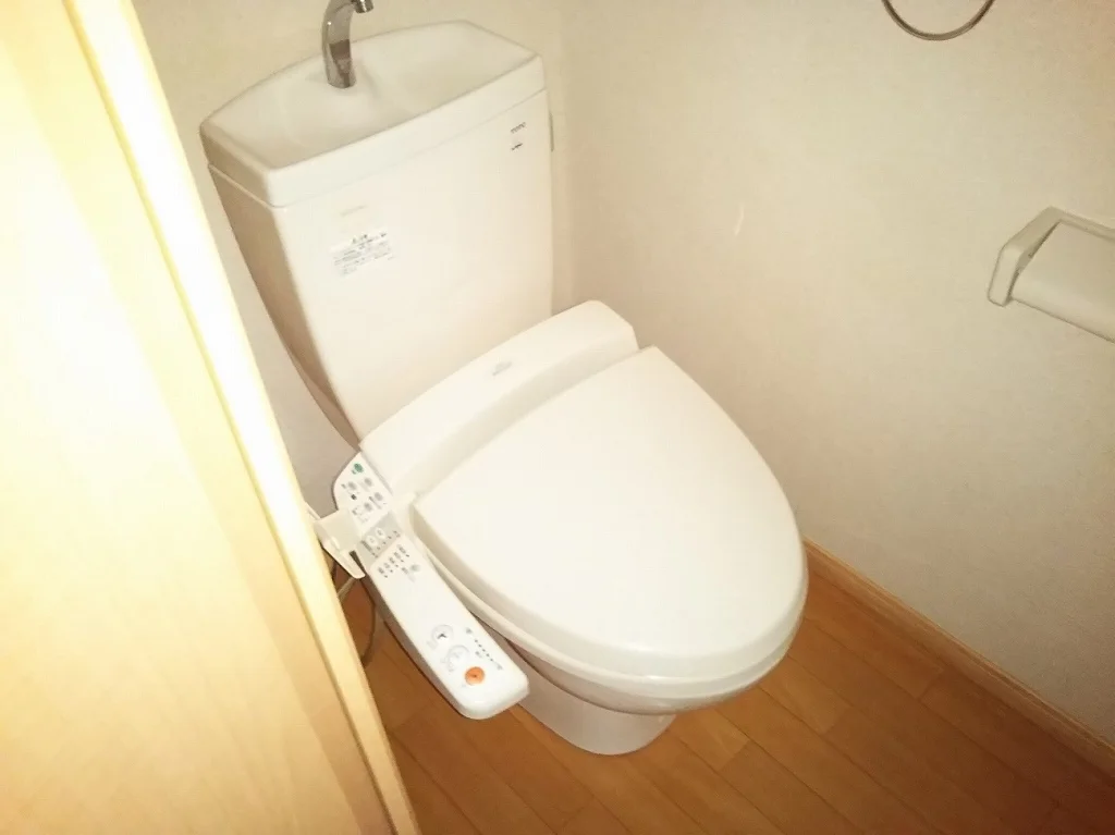 温水洗浄便座付き。同タイプの写真です。