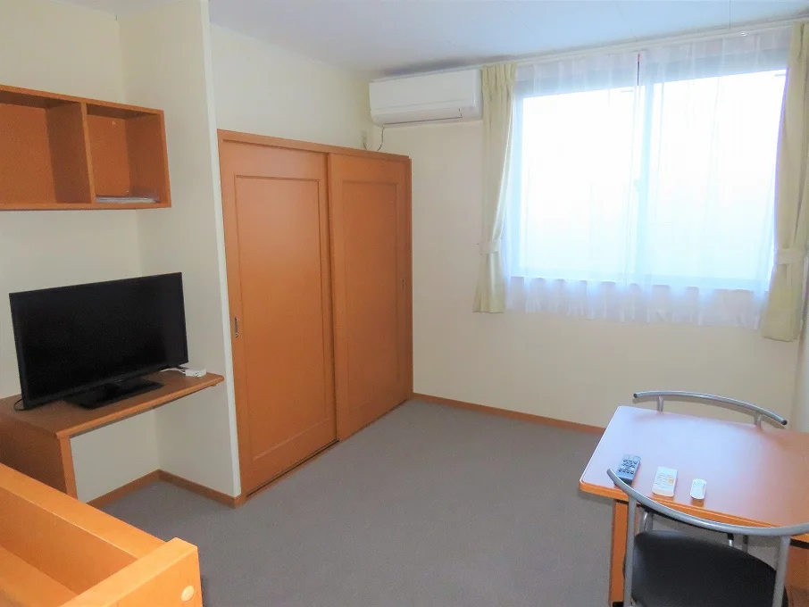 カーテンやテーブル、テレビも備え付けです