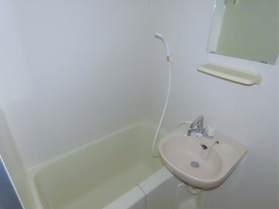 洗面台とユニット式のお風呂です