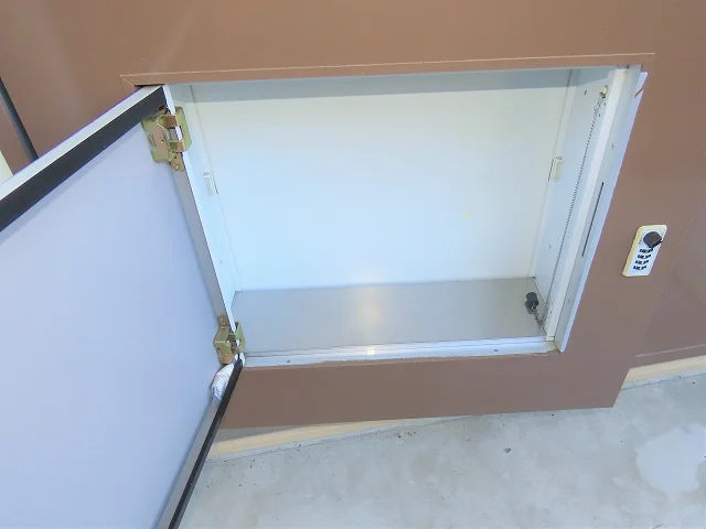 玄関扉に宅配ボックスあり