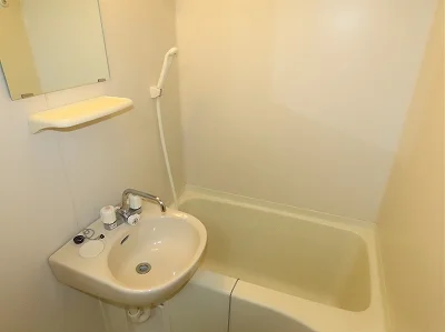 洗面台とユニット式のお風呂です