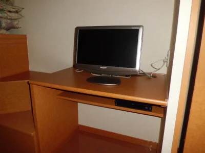 下部の棚にあるのがレオネット端末。