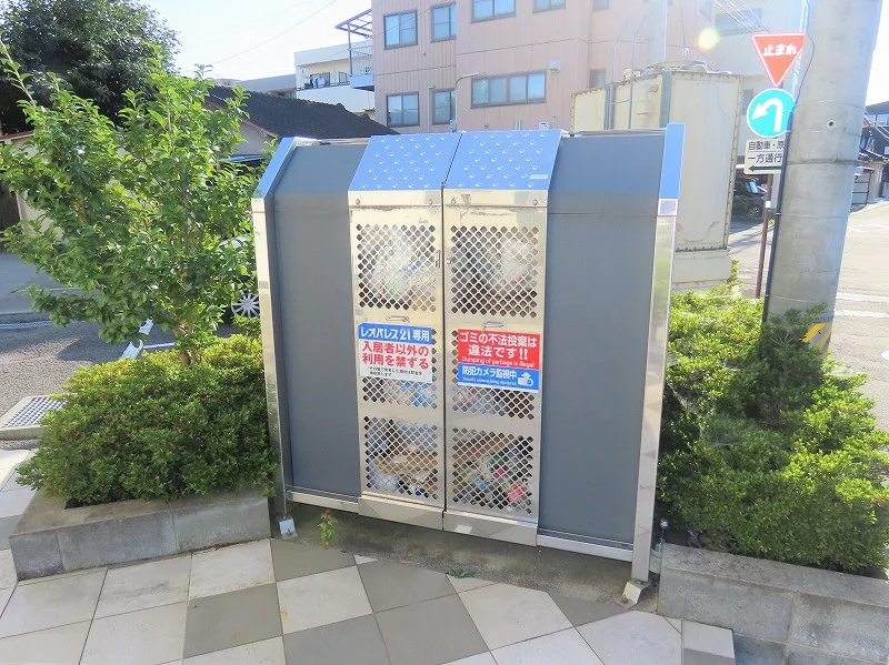 敷地内にゴミ庫が設置されておりゴミ捨てに便利です