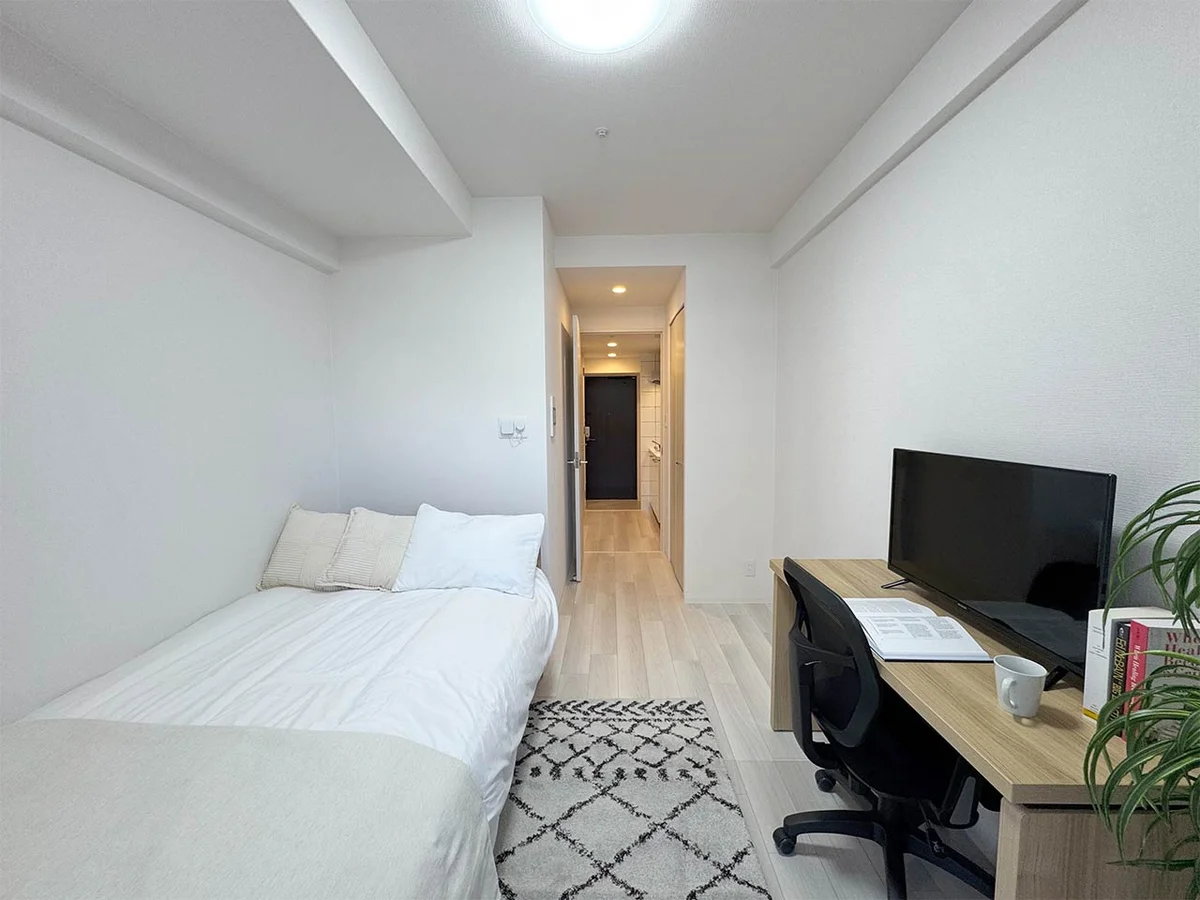 写真はお部屋のイメージです。ラグなどの室内装飾はございません。