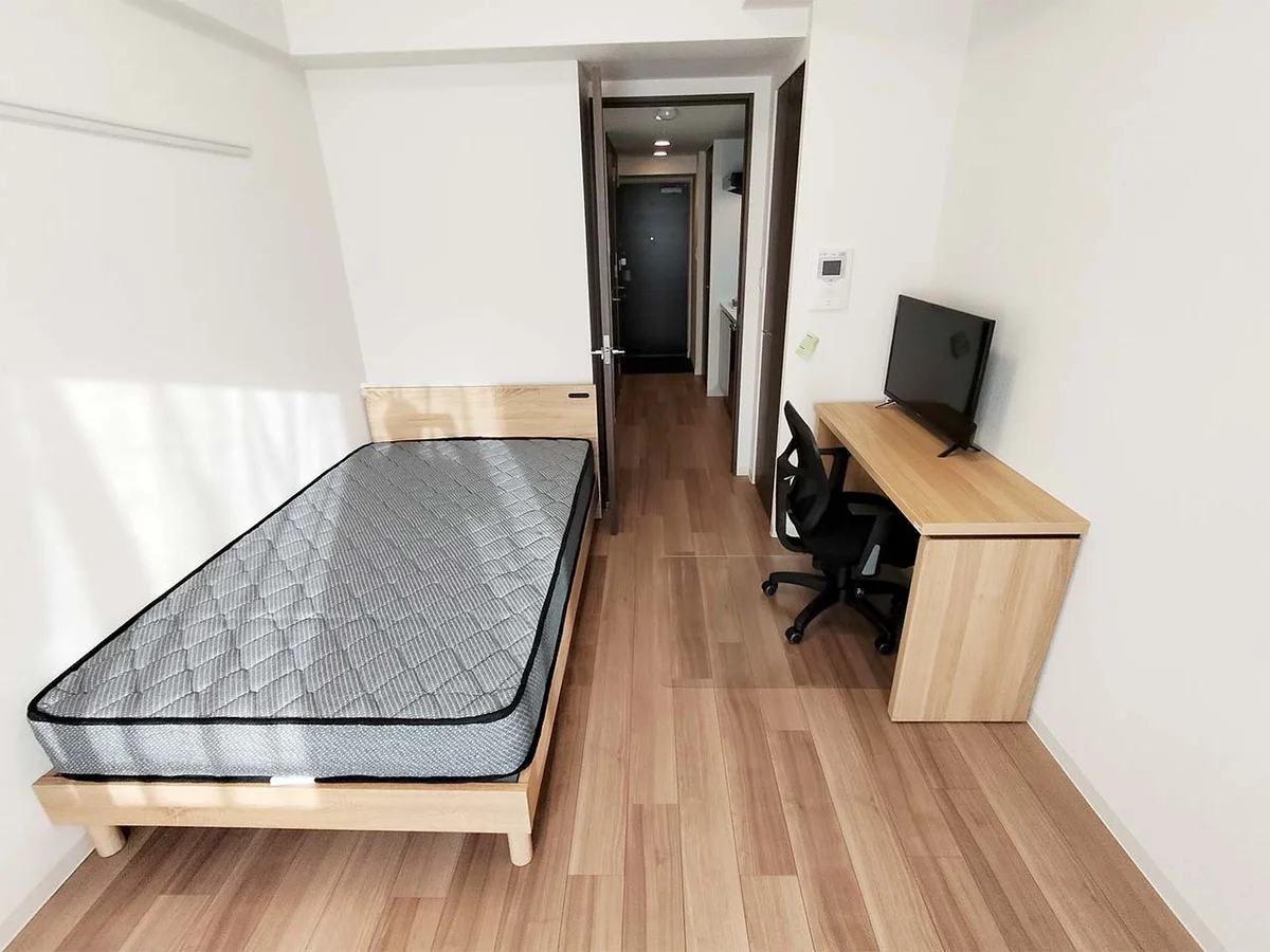 写真はお部屋のイメージです。ラグなどの室内装飾はございません。