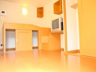 1階はフローリング。部屋により家電製品が異なる場合あり。