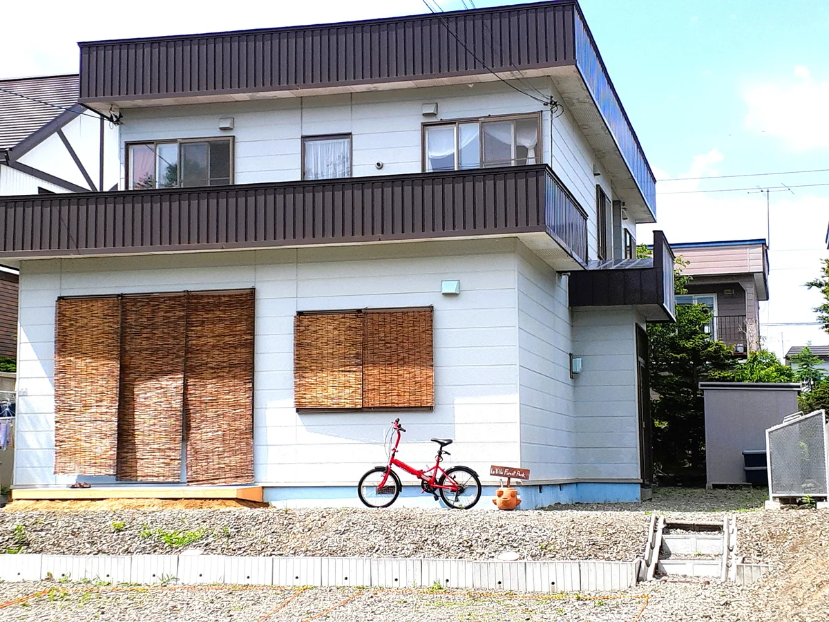 1階居住空間。2階仕事部屋と寛ぎ部屋。自転車貸出可
