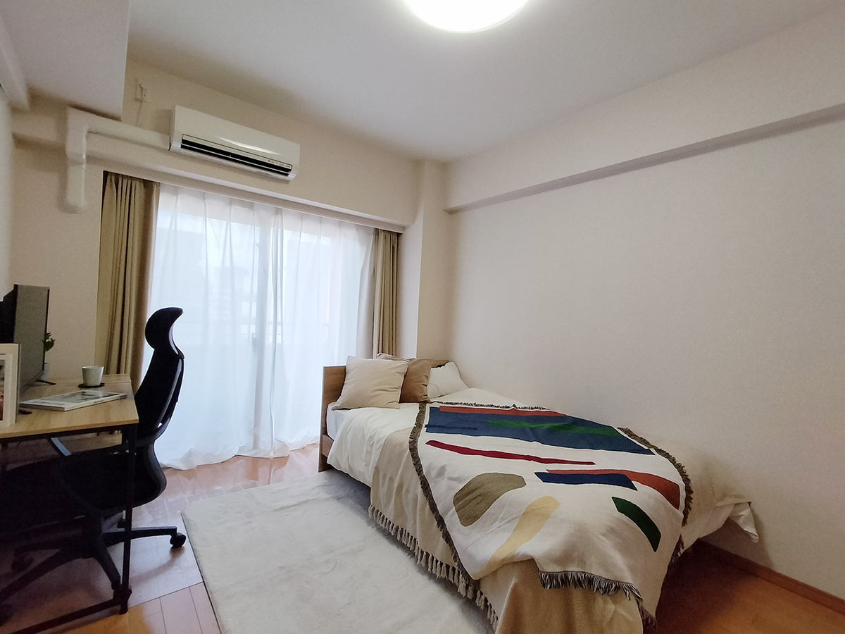 写真はお部屋のイメージです。ラグ等の室内装飾はございません。
