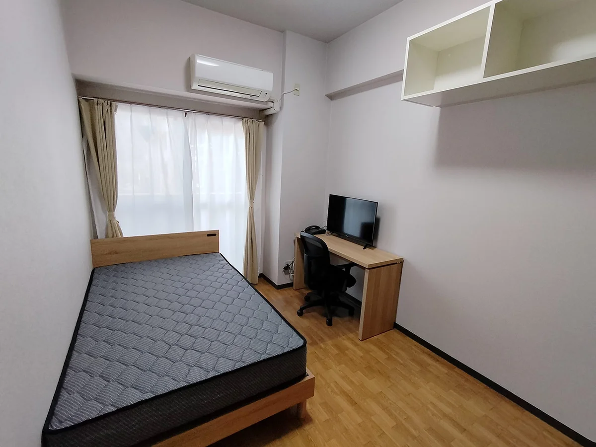 写真はお部屋のイメージです。ラグなどの室内装飾はございません。