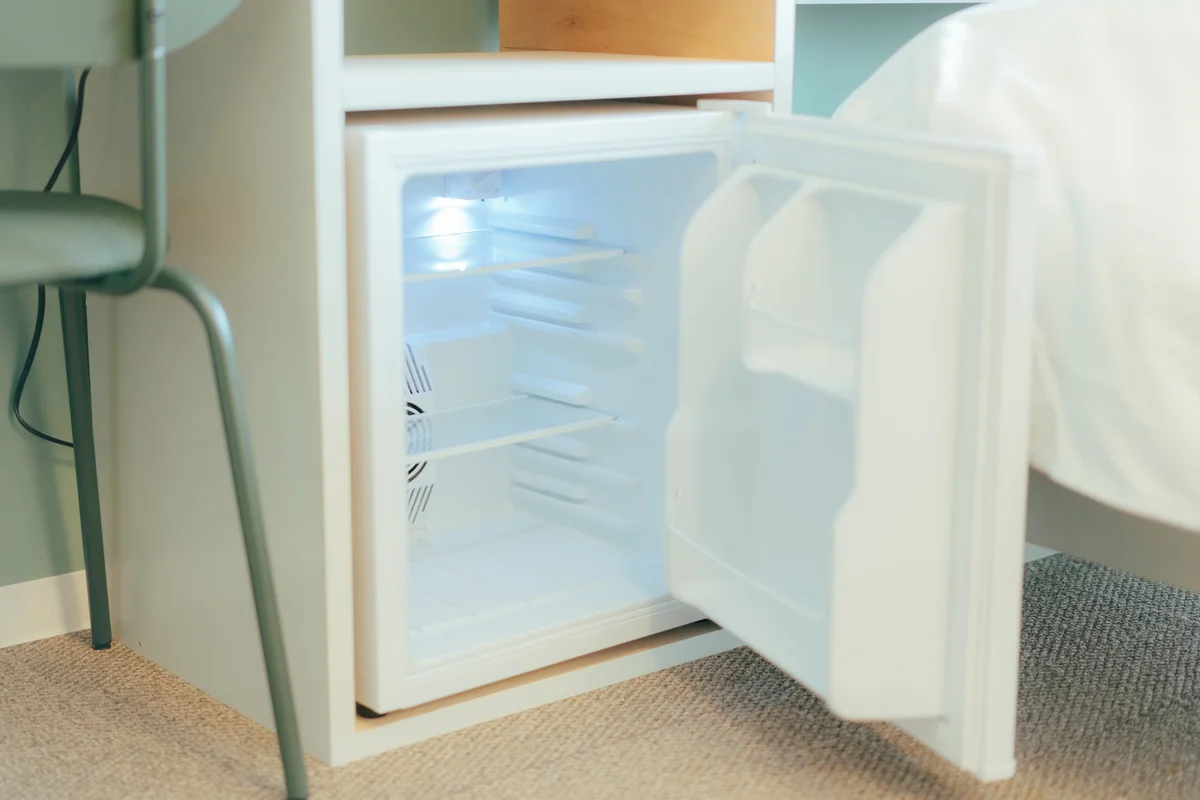 自分専用のコンパクトな冷蔵庫はデスクの下に。