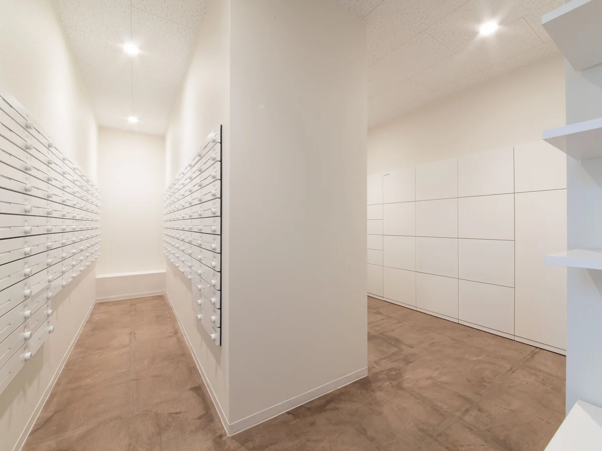 ポストに加え、宅配ボックスもたくさん用意しています。ネットショッピングも楽しめますよ。