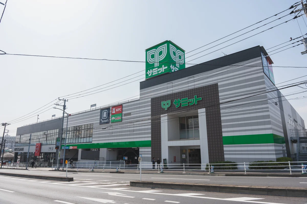 踊り場駅の前の道路沿いにはスーパーやコンビニなどがあります！には