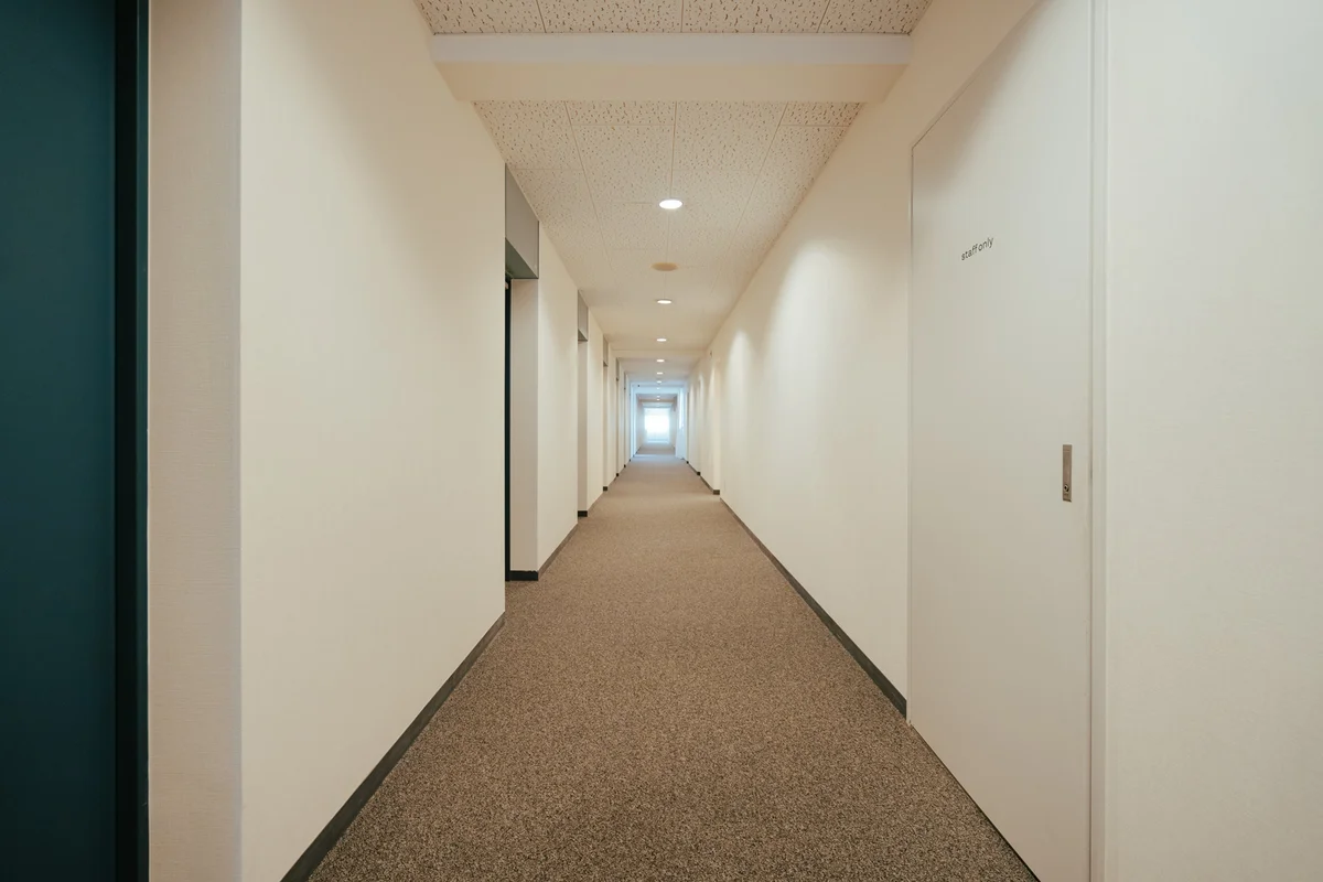 階段や廊下はカーペット敷きで、おしゃれさと足音の響きにくさを両立◎
