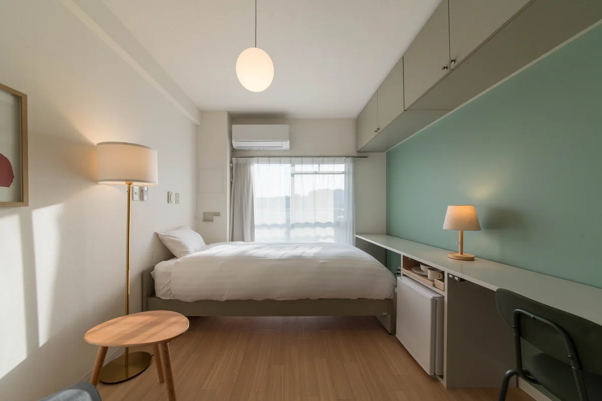 天井が高く、コンパクトでも開放感のあるお部屋です。