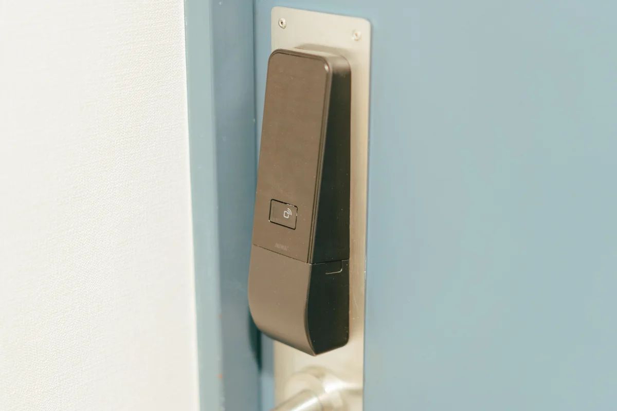 お部屋は電子ロック。鍵をなくす心配もセキュリティ面の不安もなし！