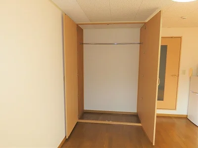 居間に大きい収納スペースがあります