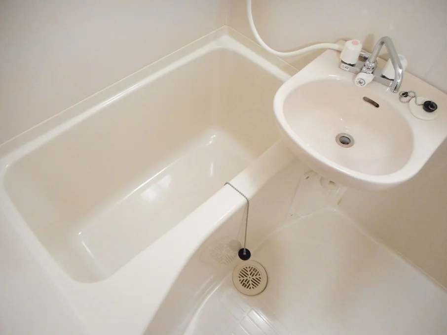 洗面台とユニット式のお風呂です